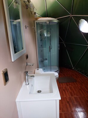 Habitación panorámica doble | Baño | Ducha, artículos de higiene personal gratuitos, bidé y toallas