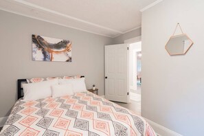 4 bedrooms, iron/ironing board, WiFi, bed sheets