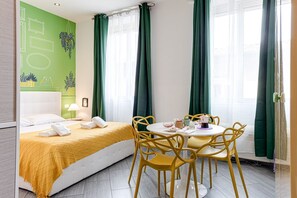 Tabla de planchar con plancha, wifi y ropa de cama