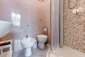 Suihku, ilmaiset hygieniatuotteet, hiustenkuivaaja, bidee