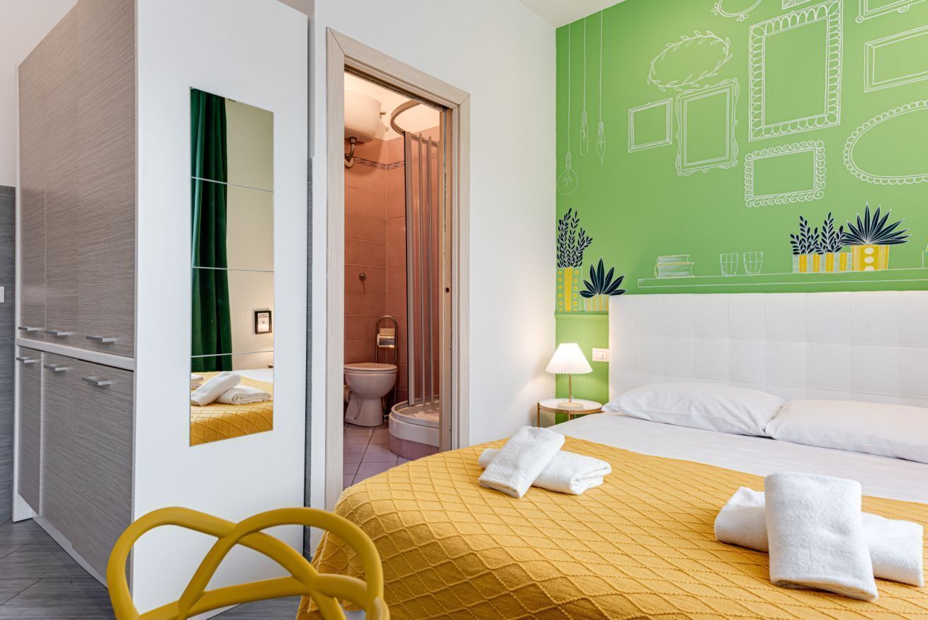 Tabla de planchar con plancha, wifi, ropa de cama