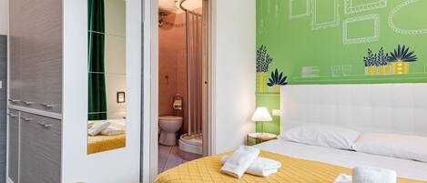 Tabla de planchar con plancha, wifi, ropa de cama