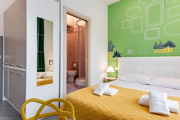 Tabla de planchar con plancha, wifi, ropa de cama