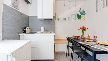 Kühlschrank, Mikrowelle, Herdplatte, Wasserkocher mit Kaffee-/Teezubehör