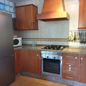 Een magnetron, een koffiezetapparaat/waterkoker