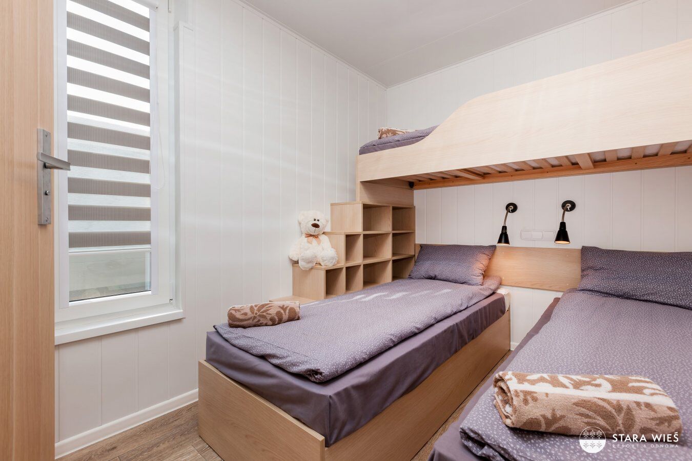 Espacio para trabajar con laptop, cortinas blackout y ropa de cama 