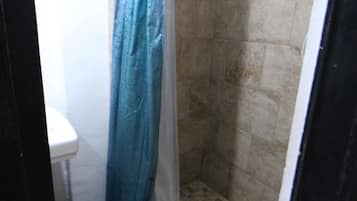 Douche, sèche-cheveux, serviettes fournies, savon