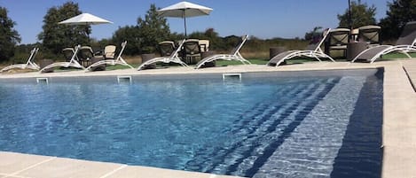 Alberca al aire libre, alberca climatizada y camastros