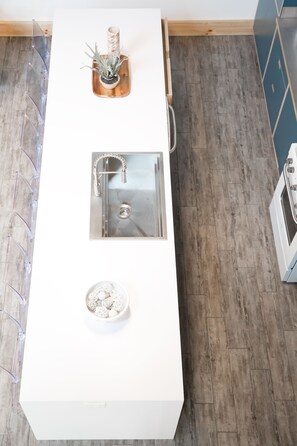 Een koelkast, een magnetron, een oven, een kookplaat