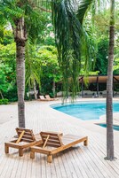 室外游泳池，日光浴躺椅