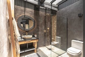 Deluxe Suite | Bathroom | Shower, rainfall showerhead, hair dryer, towels - SoulShine (Tamarindo)