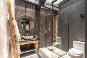Deluxe Suite | Bathroom | Shower, rainfall showerhead, hair dryer, towels
