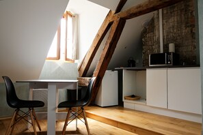 Estudio | Cocina privada | Refrigerador, microondas, horno y parrilla de estufa