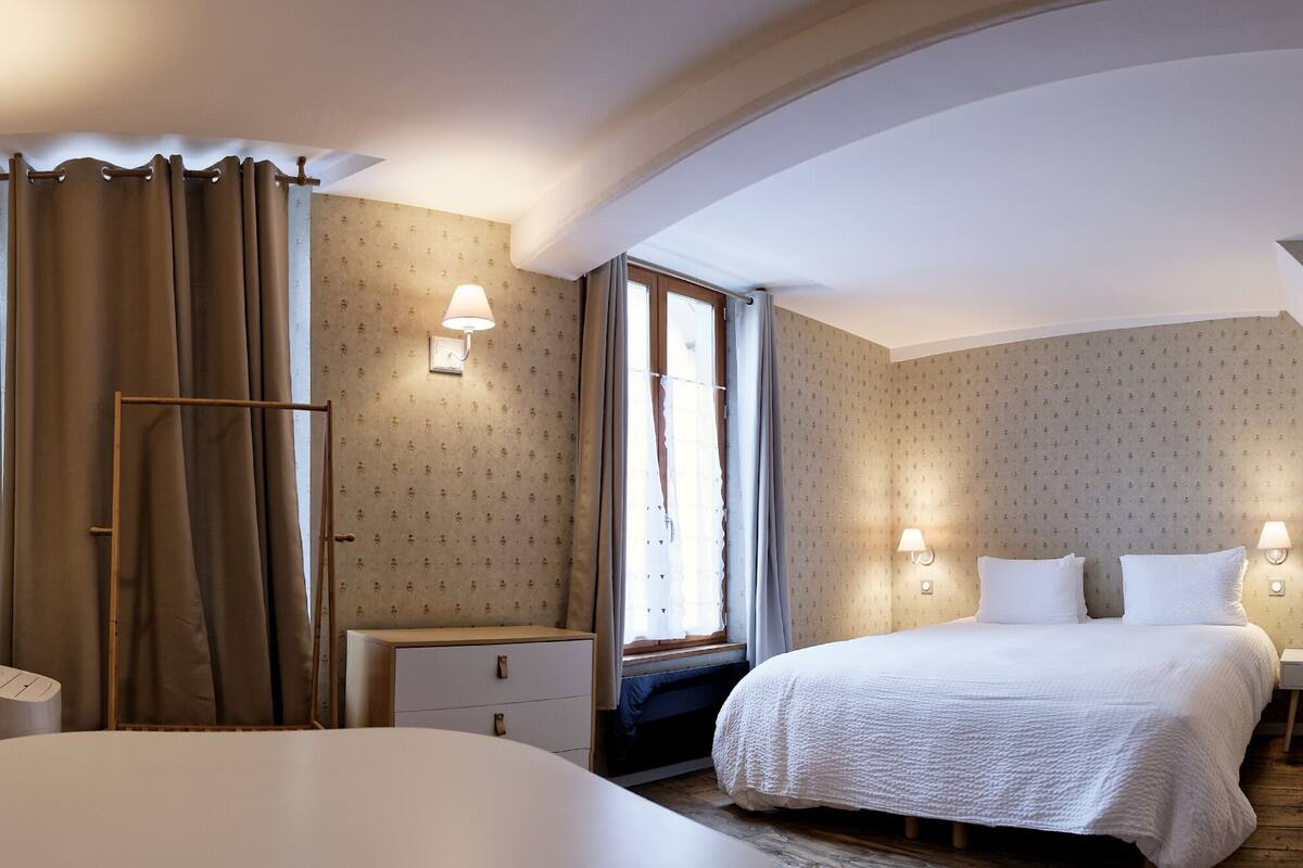 Studio | Soundproofing, cribs (free), WiFi (free), bed sheets