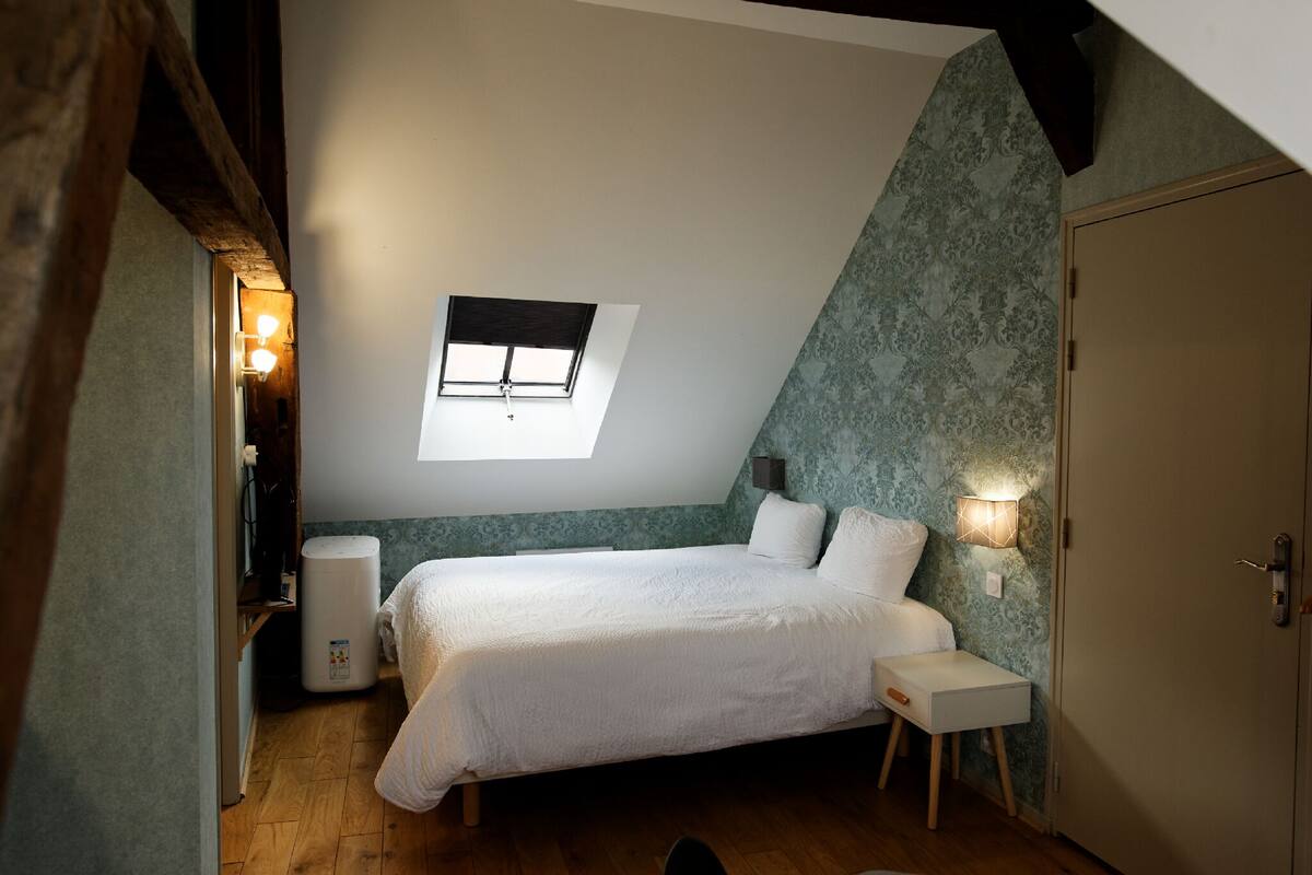 Studio | Soundproofing, cribs (free), WiFi (free), bed sheets