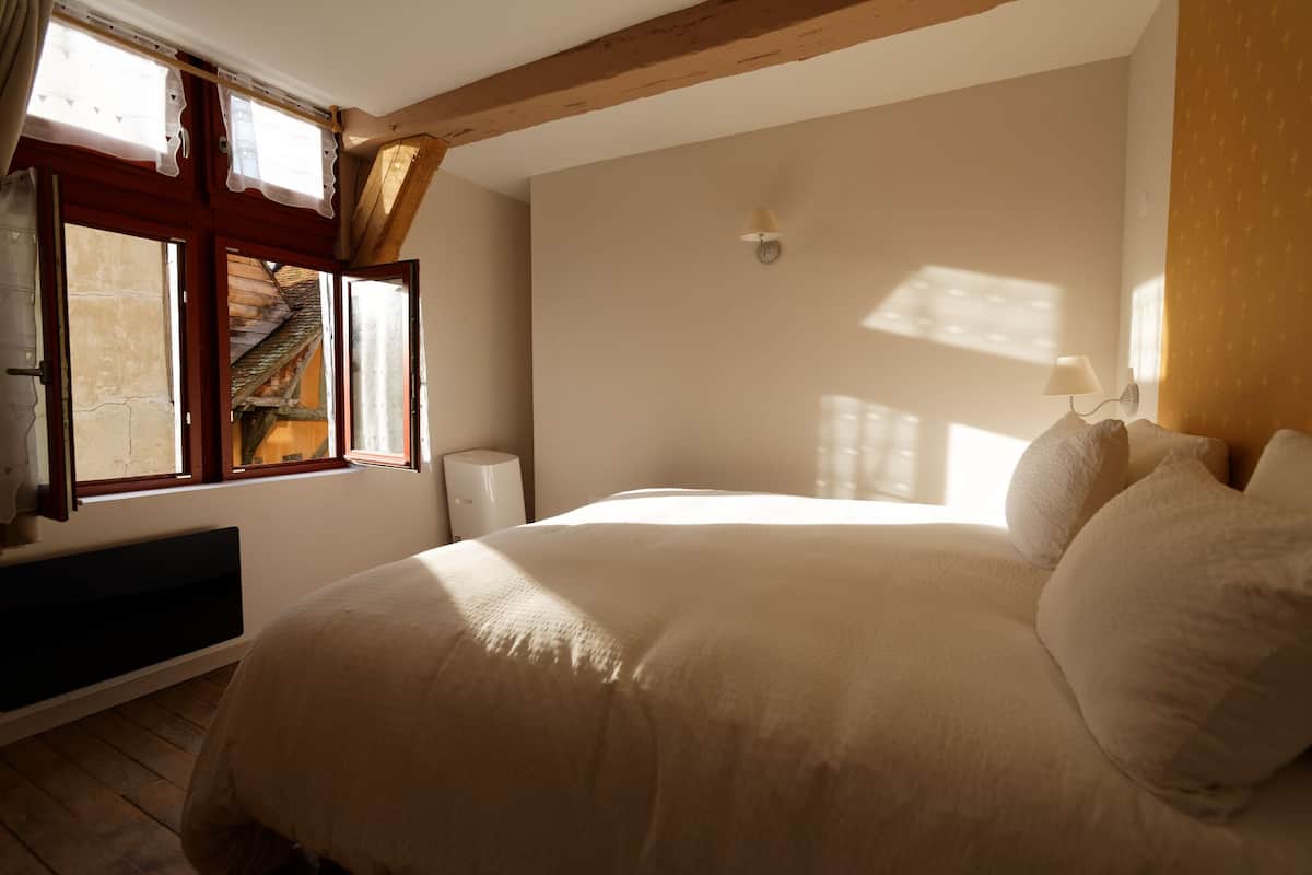 Studio Suite | Soundproofing, cribs (free), WiFi (free), bed sheets