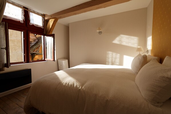 Studio Suite | Soundproofing, free cribs/infant beds, free WiFi, bed sheets