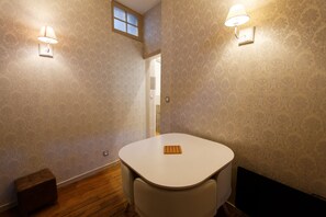 Apartamento | Cocina básica privada | Frigorífico, microondas, horno y placa de cocina