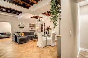 Appartement, 3 chambres | Aire de séjour | Téléviseur à écran plat