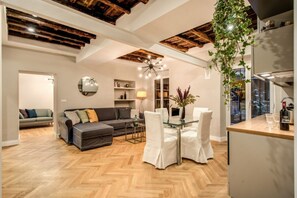 อพาร์ทเมนท์, 3 ห้องนอน | บริเวณนั่งเล่น | ทีวีจอแบน