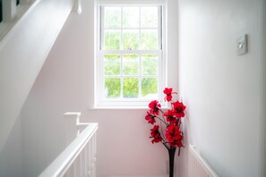 Staircase - Cosy 2 Bed Flat Ideal for Trips to London (London)