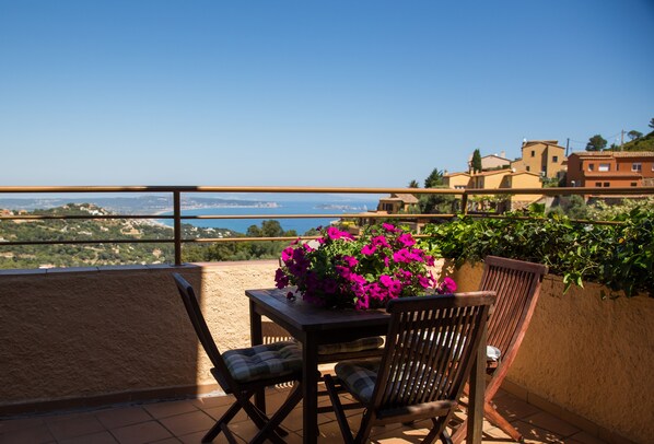 Outdoor dining - Casita de Begur overlooking the Medes Islands (Begur)