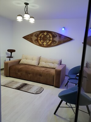 TV - Central Boulevard apartment (Curtea de Argeș)