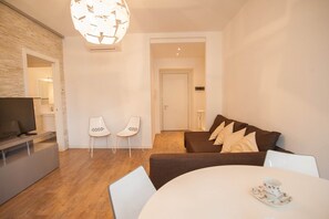 Appartamento, 2 camere da letto | Area soggiorno | TV a schermo piatto