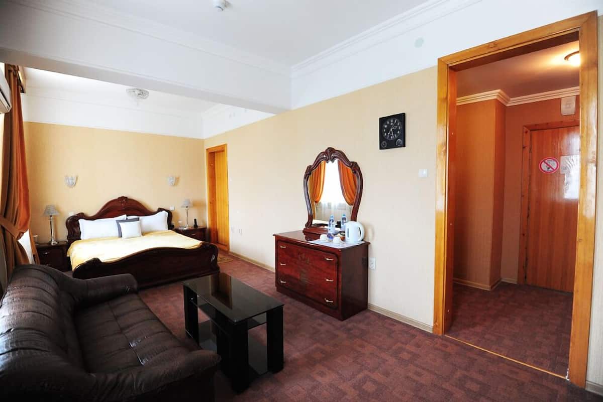 1 bedroom, hypo-allergenic bedding, minibar, in-room safe