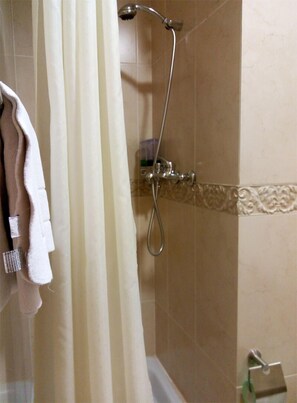 Habitación individual básica | Baño | Amenidades de baño gratuitas, secadora de cabello, pantuflas, toallas 