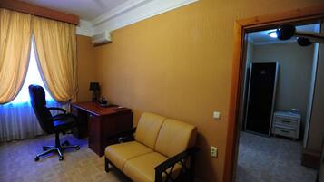 Premium Double Room | Hypo-allergenic bedding, minibar, in-room safe, desk