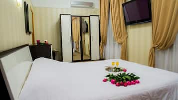 Suite | 1 bedroom, hypo-allergenic bedding, minibar, in-room safe