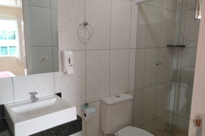 Quarto casal | Banheiro | Toalhas de banho, sabonete, shampoo, papel higiênico