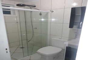 Shower, free toiletries, towels, soap - OYO Hotel Rainha (Itapoa)