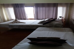 Quadruple Room, Multiple Beds | Desk, free WiFi - OYO Hotel Rainha (Itapoa)