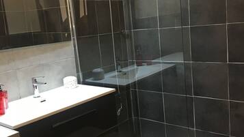Badewanne, Haartrockner, Bidet, Handtücher