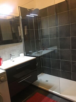 Badewanne, Haartrockner, Bidet, Handtücher