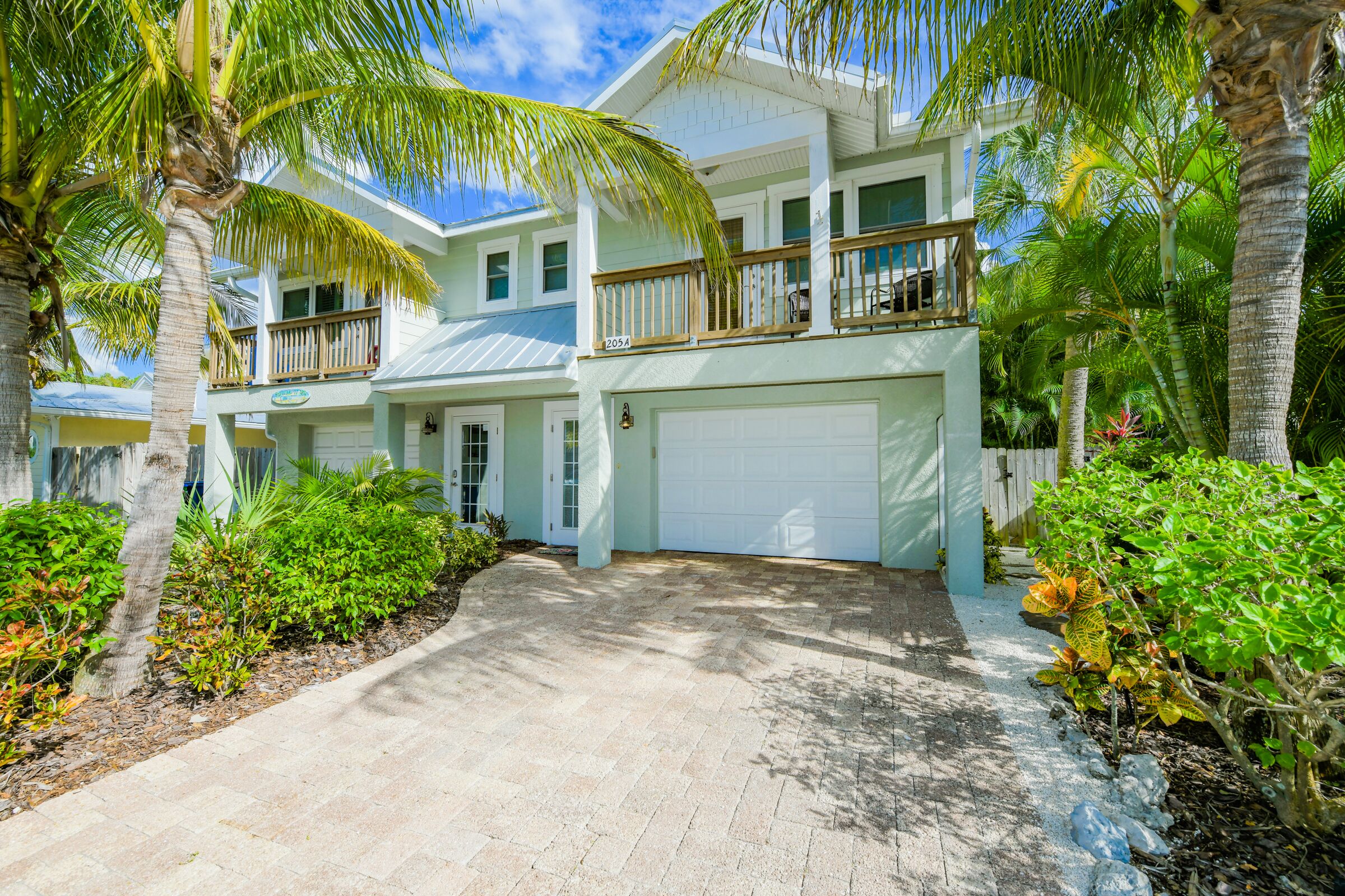 Beautifully updated home with private pool, close to beach, 2 bedrooms!