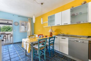 Kylskåp, mikrovågsugn, ugn och diskmaskin