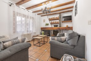 Smart TV, fireplace - Casa rural Villa Pilar (Albentosa)