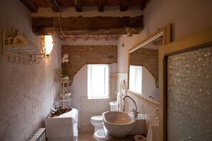 Shower, hair dryer, bidet, towels - Stone house with 4 double bedrooms and kitchen with fireplace (Boveglio)