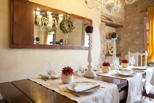 Stone house with 4 double bedrooms and kitchen with fireplace