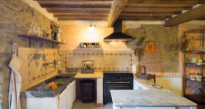 Stone house with 4 double bedrooms and kitchen with fireplace