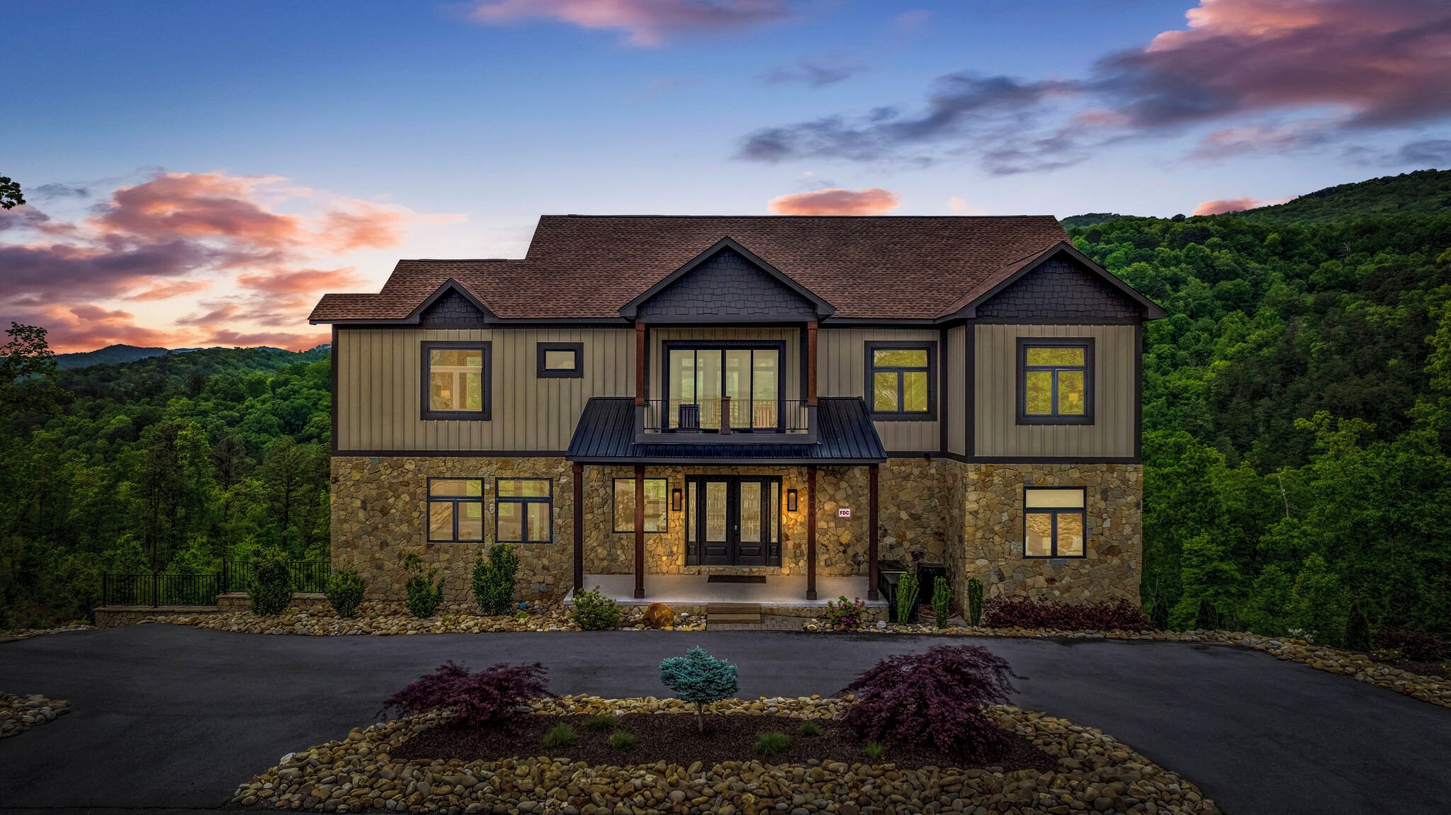 Summit 86 - 6,000 sq ft Luxury Cabin w/Indoor Pool, Golf Simulator