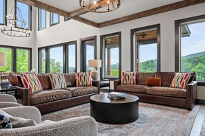 Televisión, chimenea, reproductor de DVD y tenis de mesa 