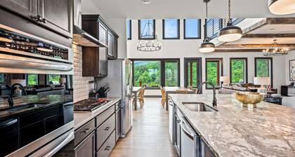 "The Summit 86" - 6,000 sq ft 6BR Luxury Cabin w/Indoor Pool, Golf Simulator, Fire Pit!