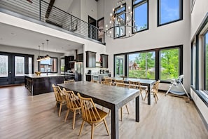 Una cocina amplia con electrodomésticos modernos y una zona de comedor con sillas de madera.