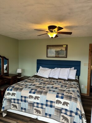 2 bedrooms, desk, iron/ironing board, free WiFi - McDaniels Misty Blue ~ A Cozy & Quaint Cabin w/Exceptional Smoky  Mountain Views (Townsend)