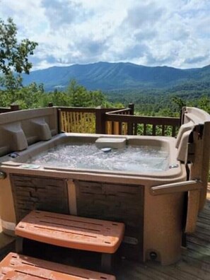 Outdoor spa tub