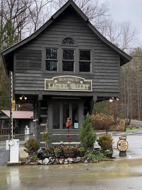 A wooden building with a sign reading "Welcome to Laurel Valley."